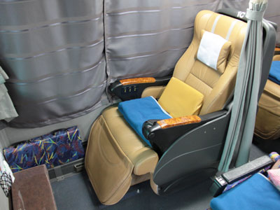 VIP LINER 2nd [1C] driver's seat rear Seat