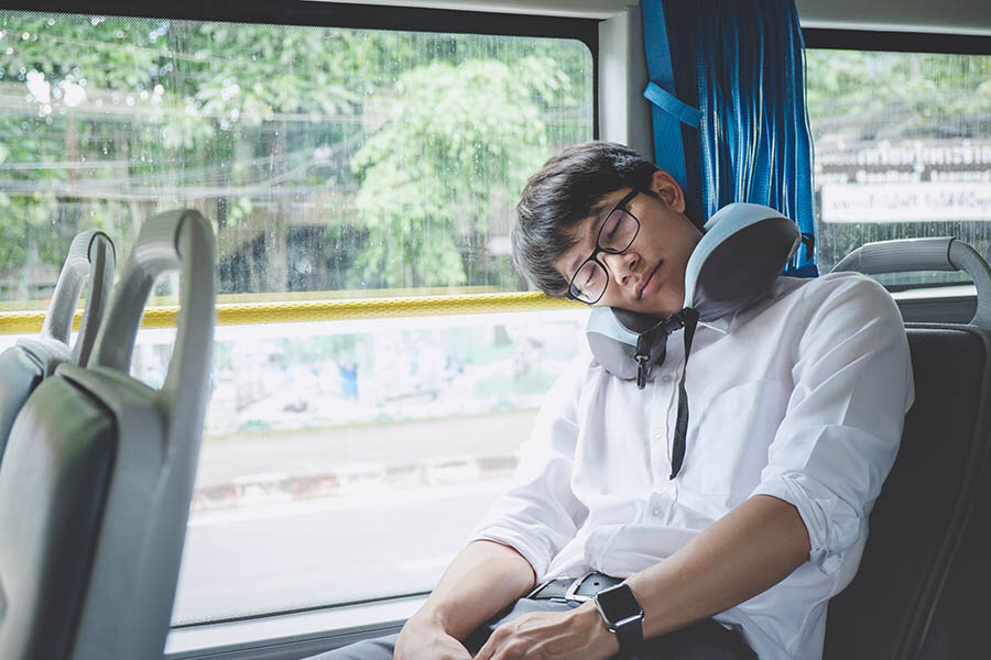 バスで眠る男性