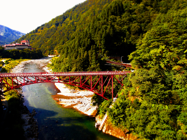 紅葉を楽しむなら富山が熱い 黒部峡谷 でトロッコ電車を楽しむ旅 夜行バスvipライナー Vipなコラム