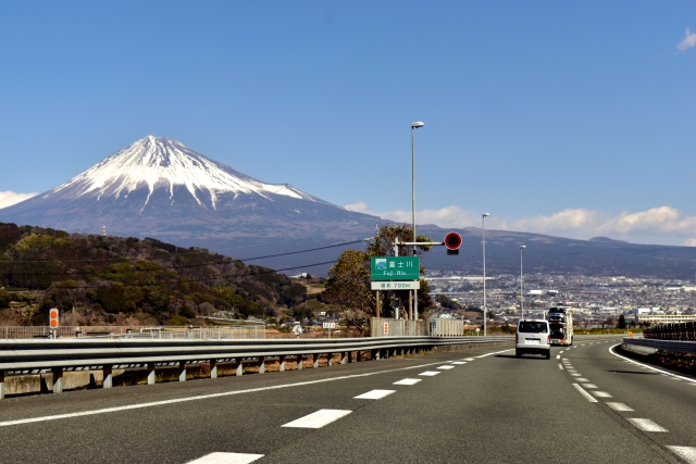 富士山と高速道路とサービスエリア