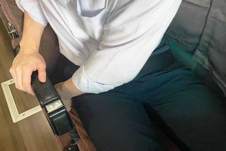 アクアスター シートベルト装着方法:音が鳴るまで差し込みます。