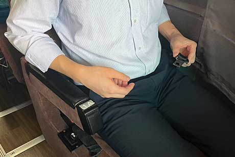 チェリッシュ シートベルト装着方法:ご着席後にシートベルトを持ちます。