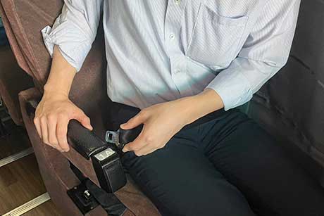 チェリッシュ シートベルト装着方法:お身体の前を通します。