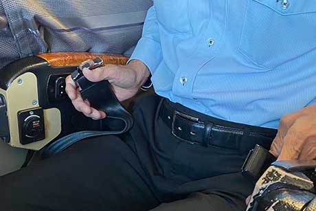 グランシア シートベルト装着方法:ご着席後にシートベルトを持ちます。