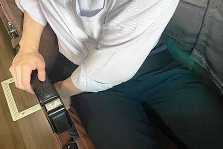 VIPライナー富山・金沢便 シートベルト装着方法:音が鳴るまで差し込みます。