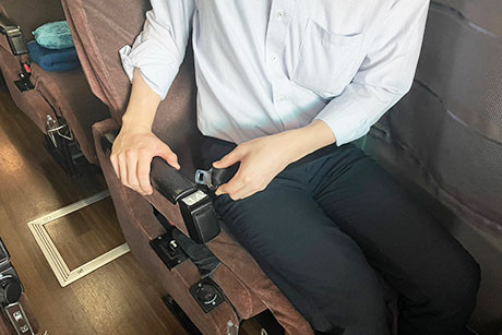 VIPライナー河口湖便 シートベルト装着方法:お身体の前を通します。