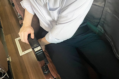 VIPライナー河口湖便 シートベルト装着方法:音が鳴るまで差し込みます。