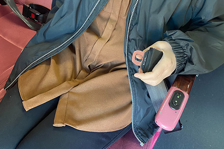 名古屋便チェリッシュ シートベルト装着方法:ご着席後にシートベルトを持ちます。