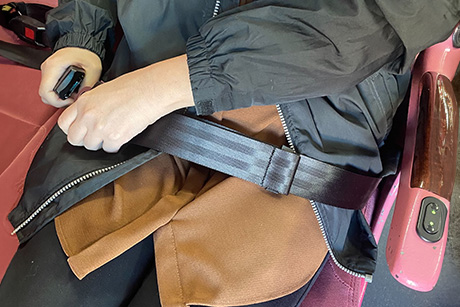 名古屋便チェリッシュ シートベルト装着方法:お身体の前を通します。