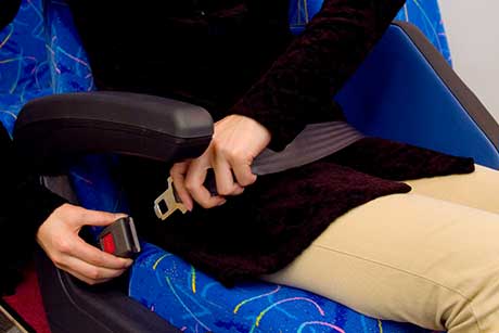 VIPライナー名古屋～高山・白川郷便 通常シート シートベルト装着方法:お身体の前を通します。