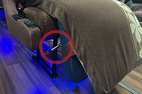 VIPライナー名古屋2便 通路側レッグレストの操作方法