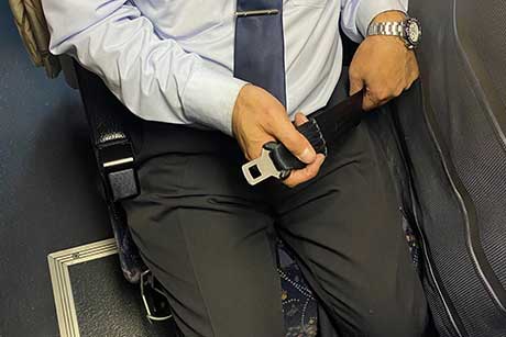 VIPライナー名古屋3便 シートベルト装着方法:ご着席後にシートベルトを持ちます。