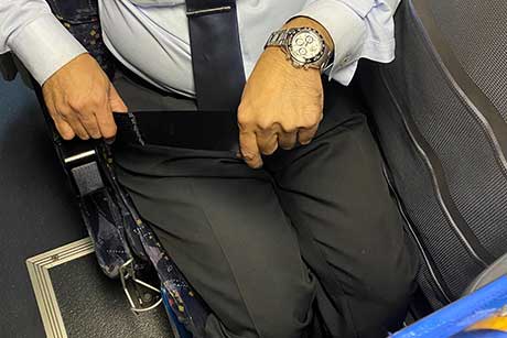 VIPライナー名古屋3便 シートベルト装着方法:お身体の前を通します。