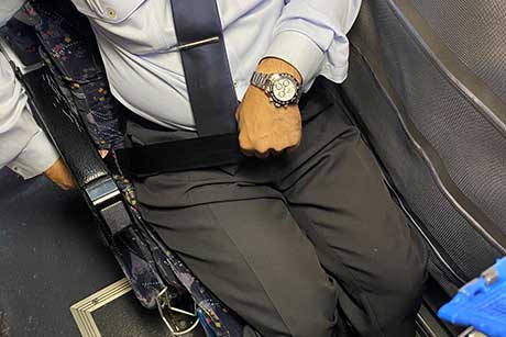 VIPライナー名古屋3便 シートベルト装着方法:音のなるまでしっかりと締めます。