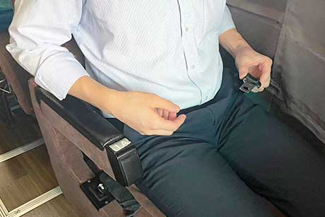 プレミアム シートベルト装着方法:ゆっくりと引き出します。