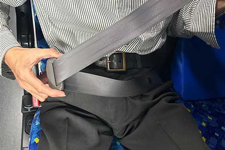VIPライナー103便 シートベルト装着方法:乗用車と同様に体の前に通します。