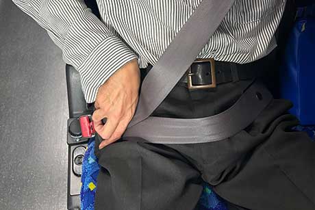 VIPライナー103便 シートベルト装着方法:音が鳴るまで差し込みます。