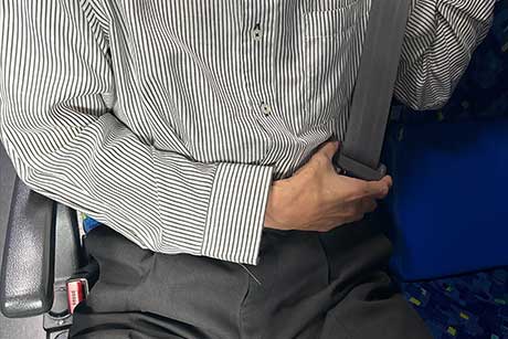 VIPライナー1便 シートベルト装着方法:上からシートベルトを引き出します。