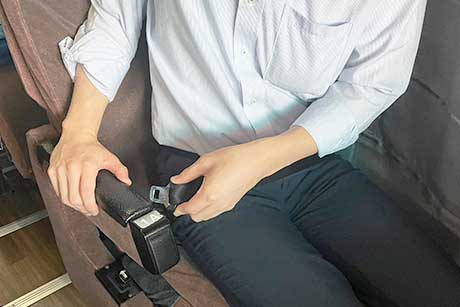 VIPライナー6便 シートベルト装着方法:お身体の前を通します。