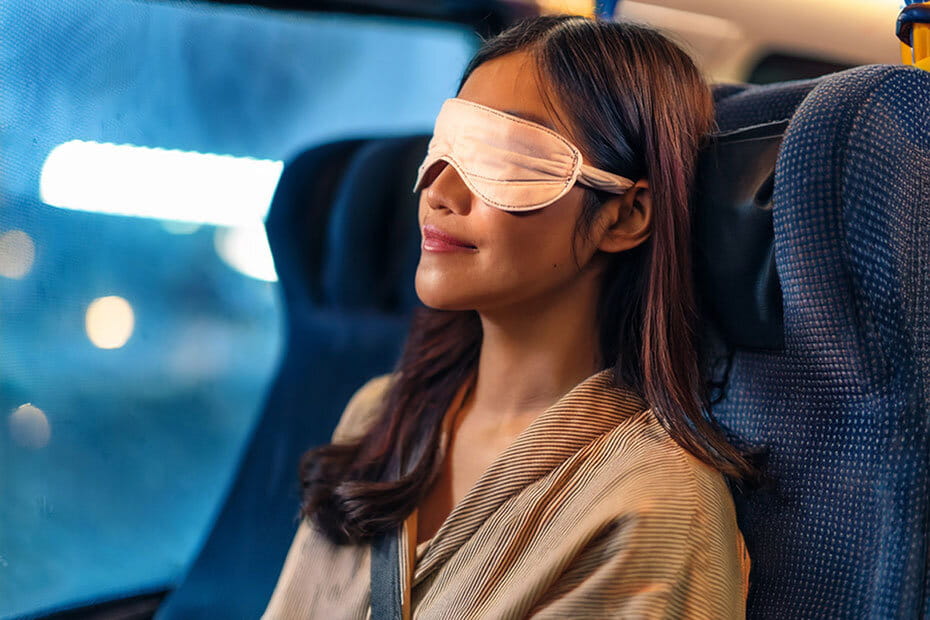 アイマスクをつけて眠る女性