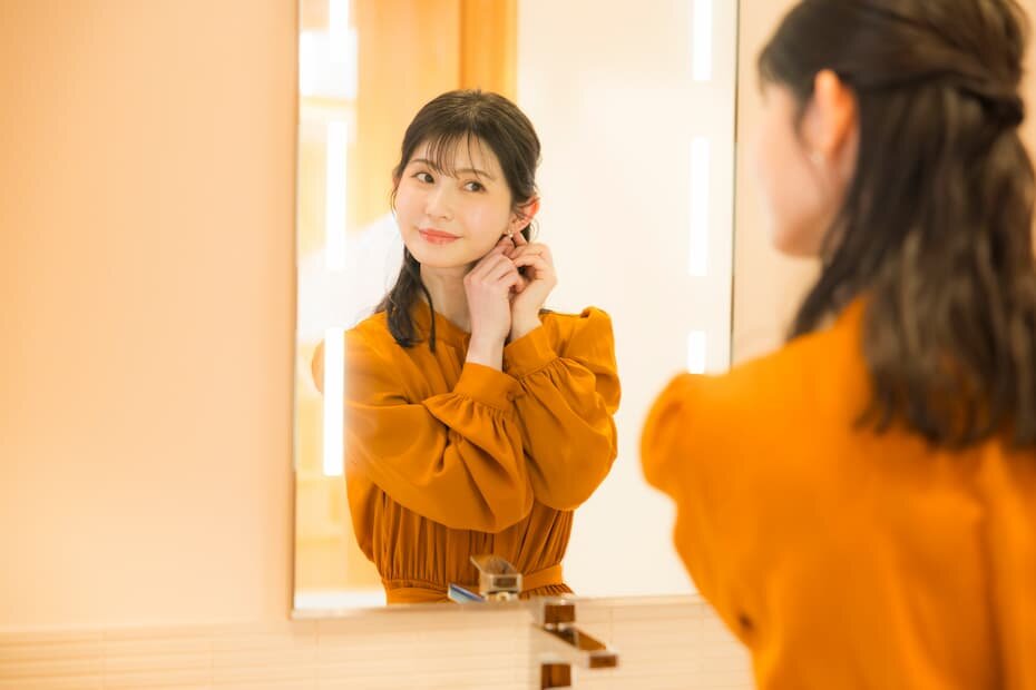 洗面所で身支度する女性