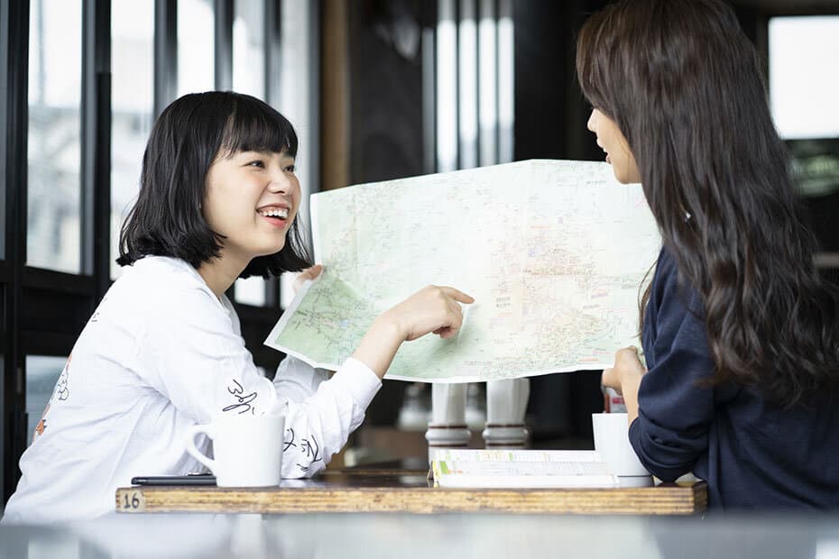 カフェで地図をみる女性