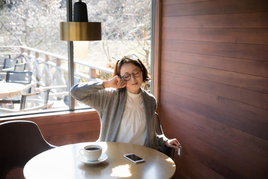 眠そうにしている女性