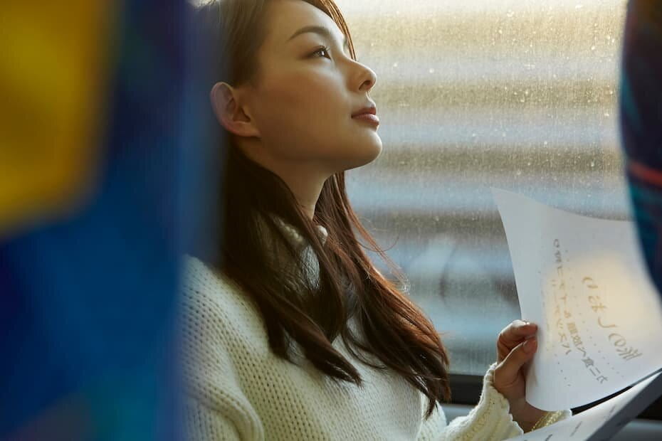 夜行バスに乗っている女性