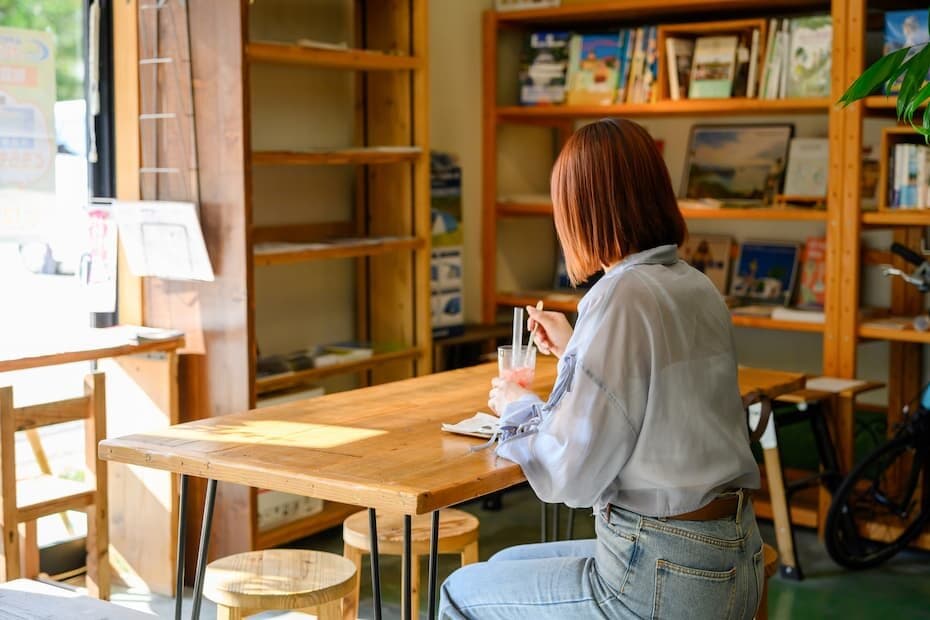 カフェでくつろぐ女性