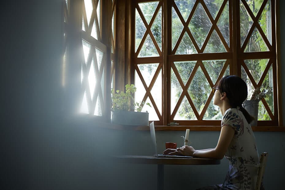 雨の日 カフェで過ごす女性