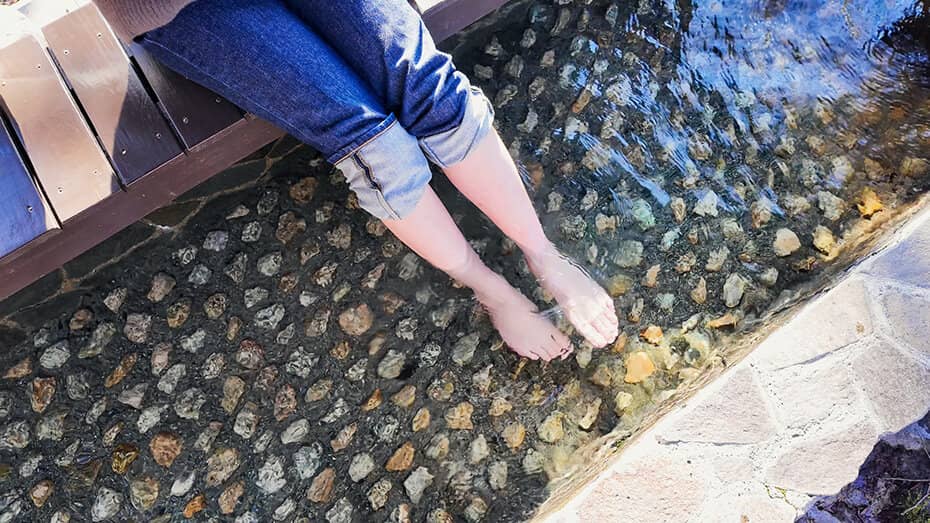 足湯に浸かる女性