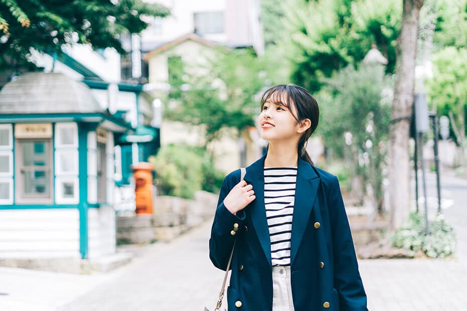 神戸の街を歩く女性