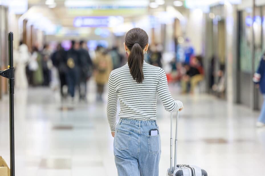 駅構内を歩く女性の後ろ姿