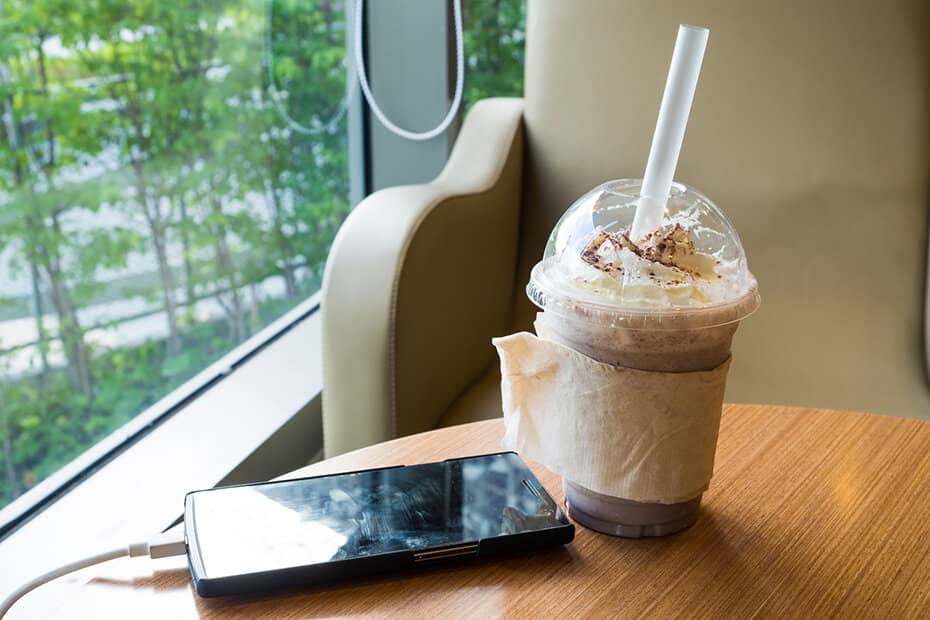 カフェでスマホ充電