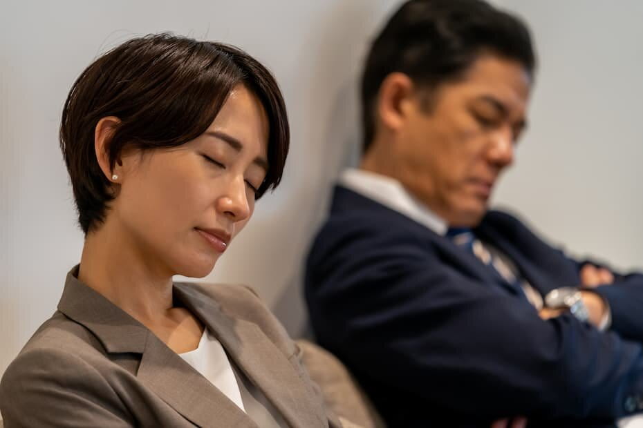 目を閉じて休憩する