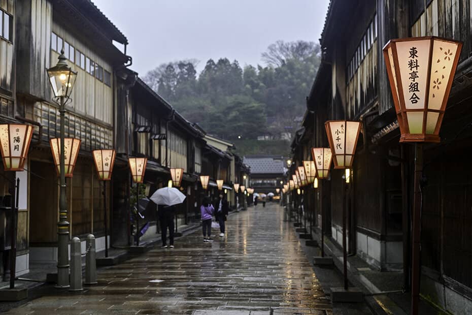 雨のひがし茶屋街