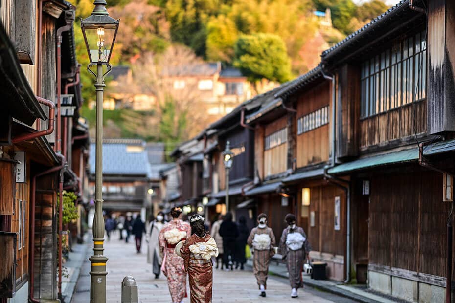 金沢・ひがし茶屋街を散策する観光客