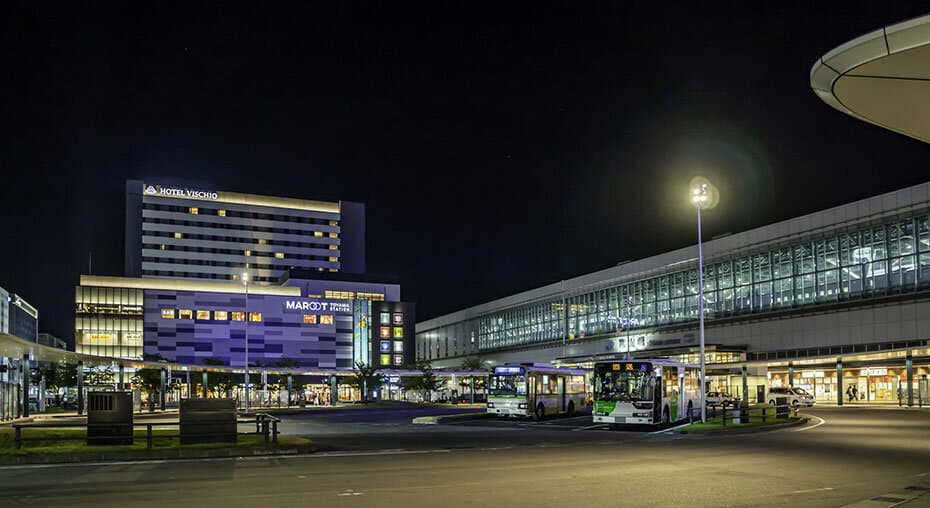 夜の富山駅前