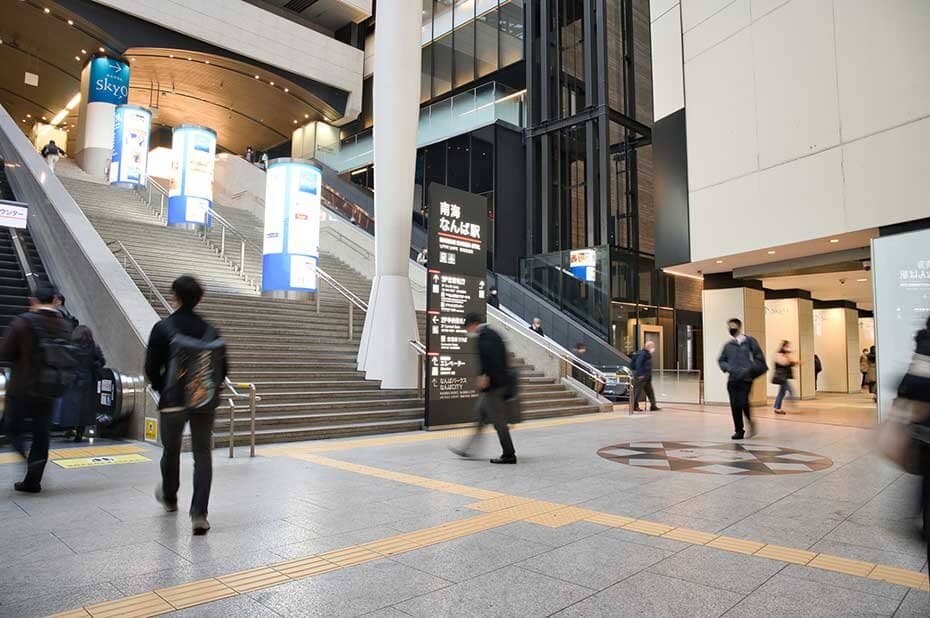 朝のなんば駅