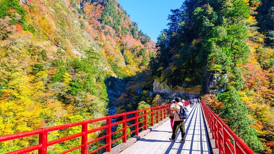 黒部峡谷 奥鐘橋をわたる人々
