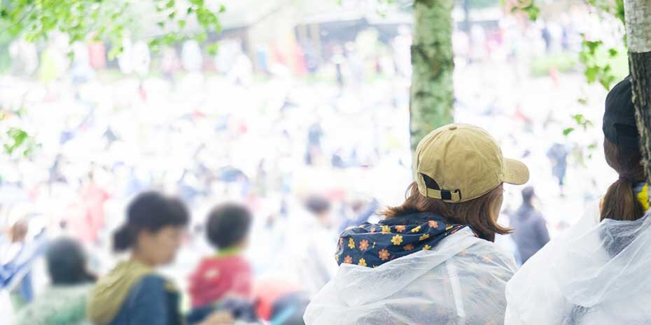 ライブの開始を待つ人々