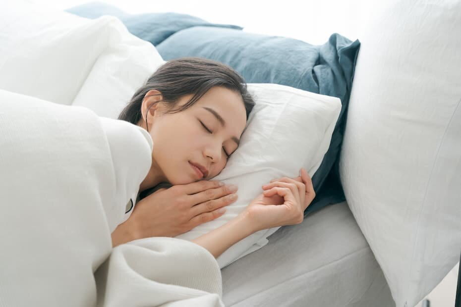 眠る女性