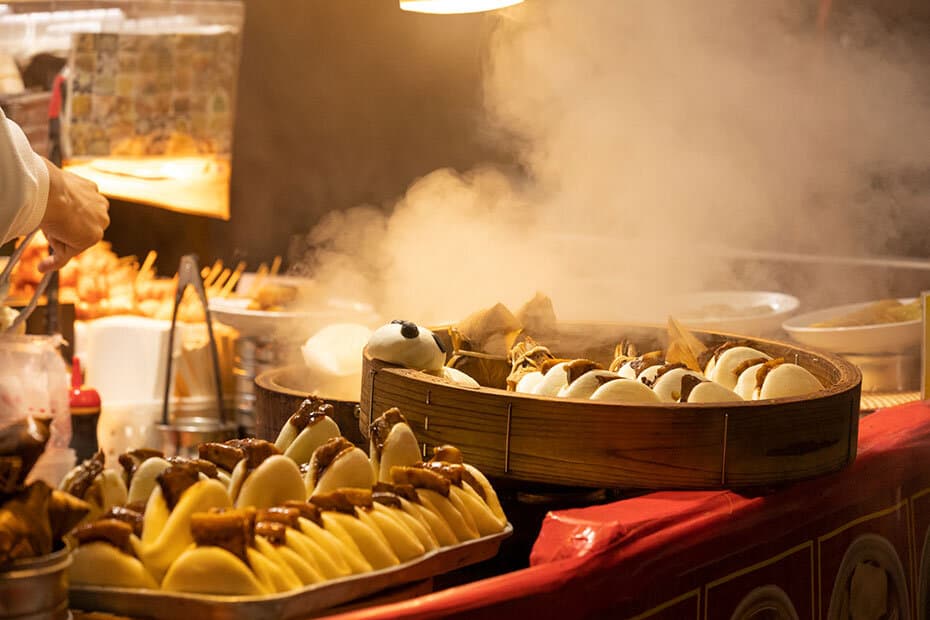 湯気が立つ中華街の屋台
