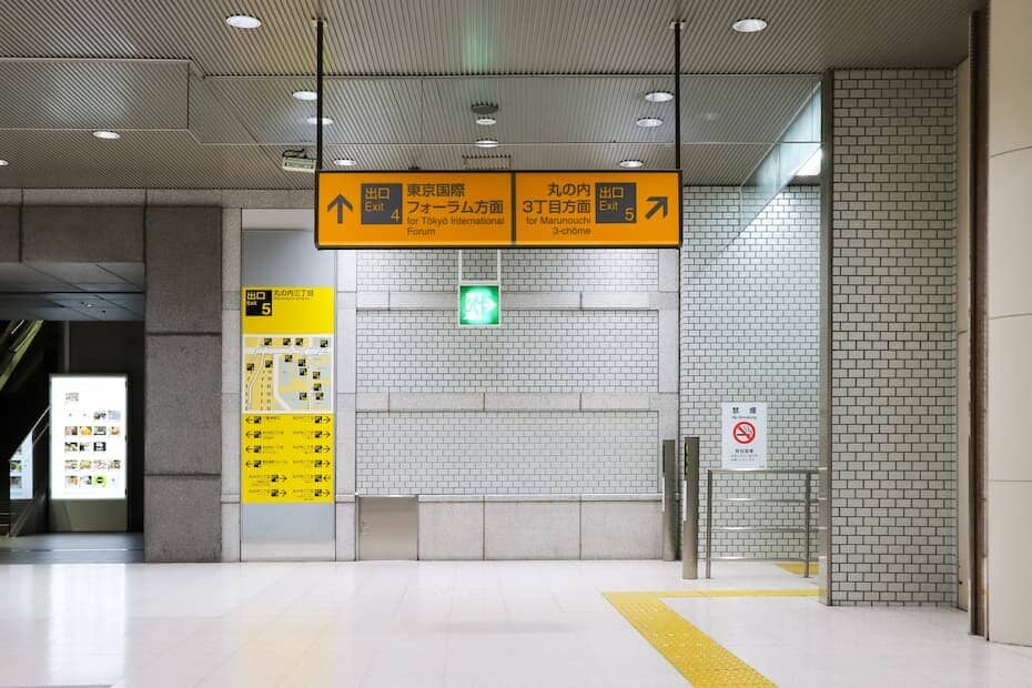 地下鉄の案内表示板