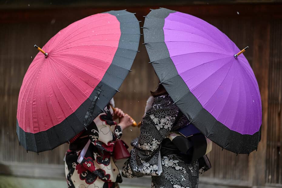 ひがし茶屋街で傘をさす2人の女性