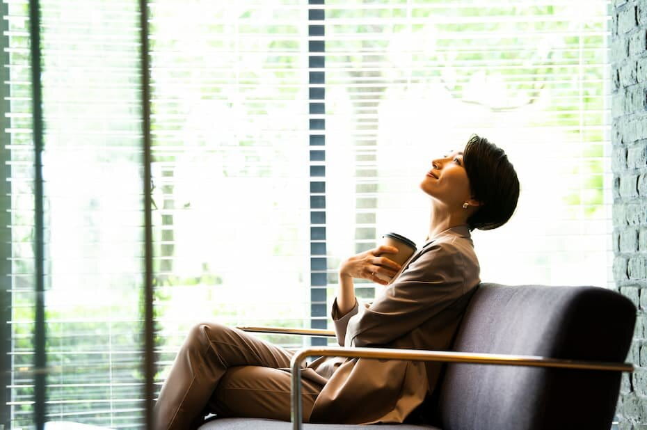 カフェでリラックスする女性