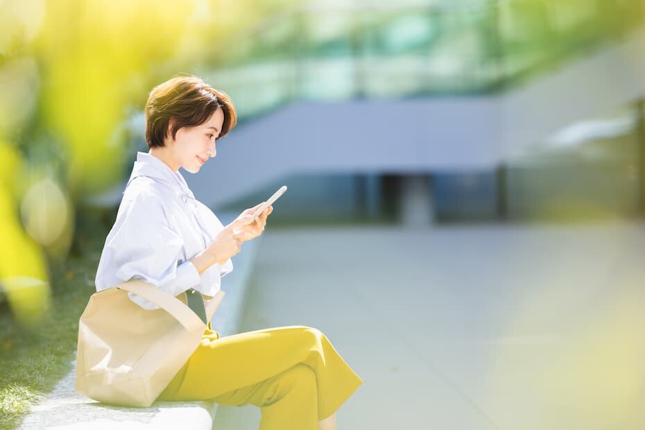 座って休む女性