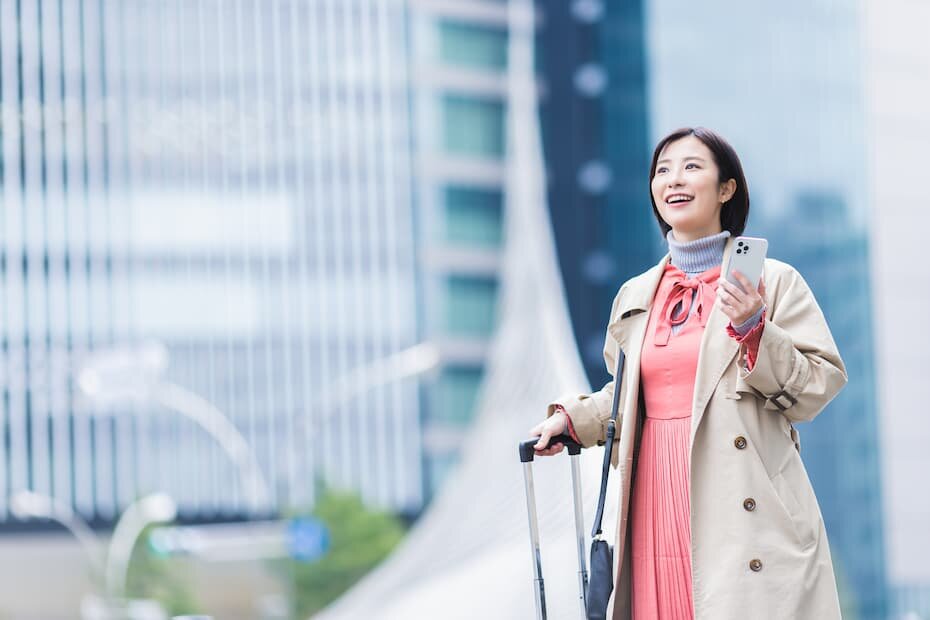 街中を歩く女性