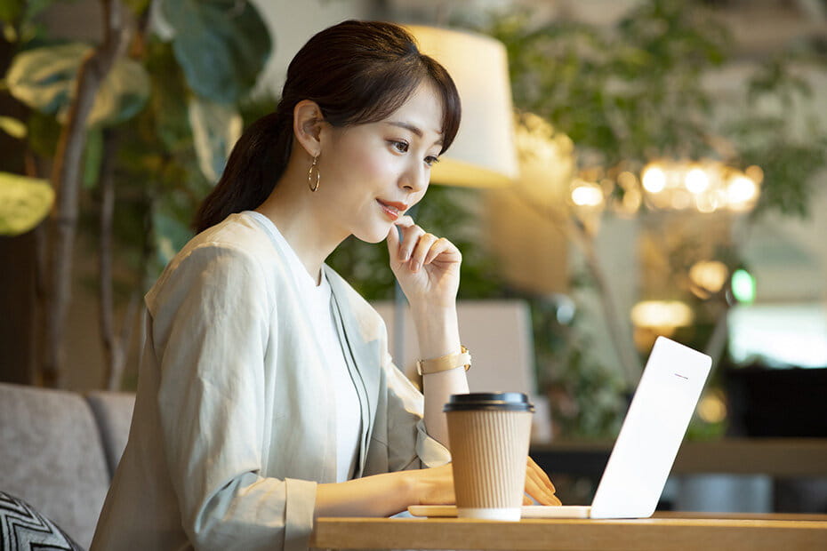 カフェで仕事する女性