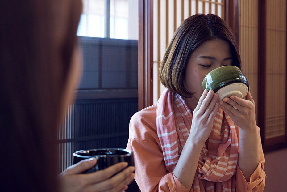 金沢を旅行する女性:お抹茶をいただく